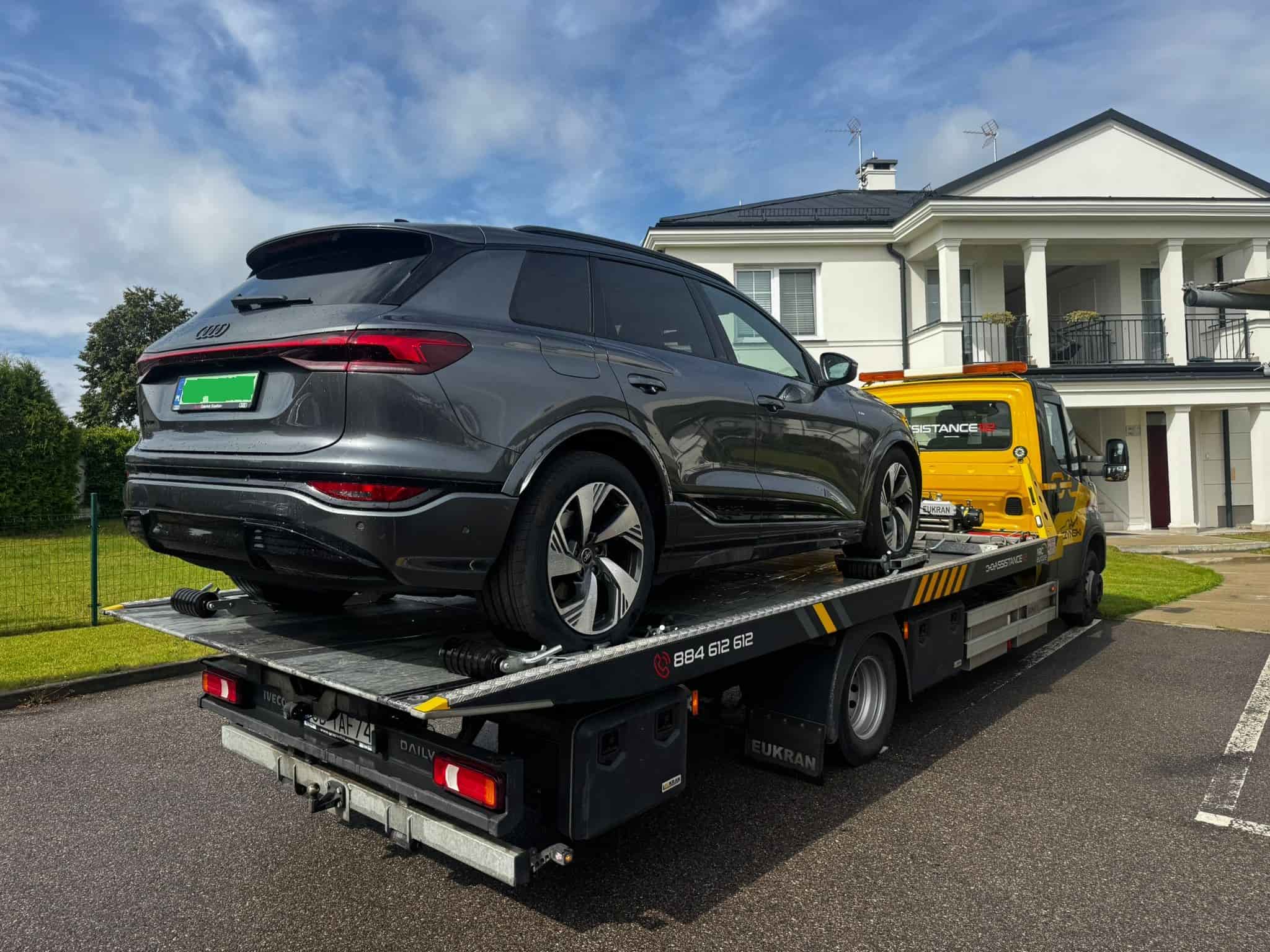 Audi Q6 e-tron – holowanie lawetą do serwisu w Gdyni | TYCZYŃSKI Holowanie Audi Q6 e-tron lawetą do serwisu przy ul. Łużyckiej w Gdyni – TYCZYŃSKI Pomoc Drogowa